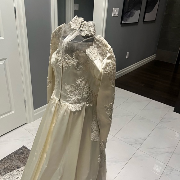 Classic vintage wedding dress with train size extra small off white - Picture 12 of 12